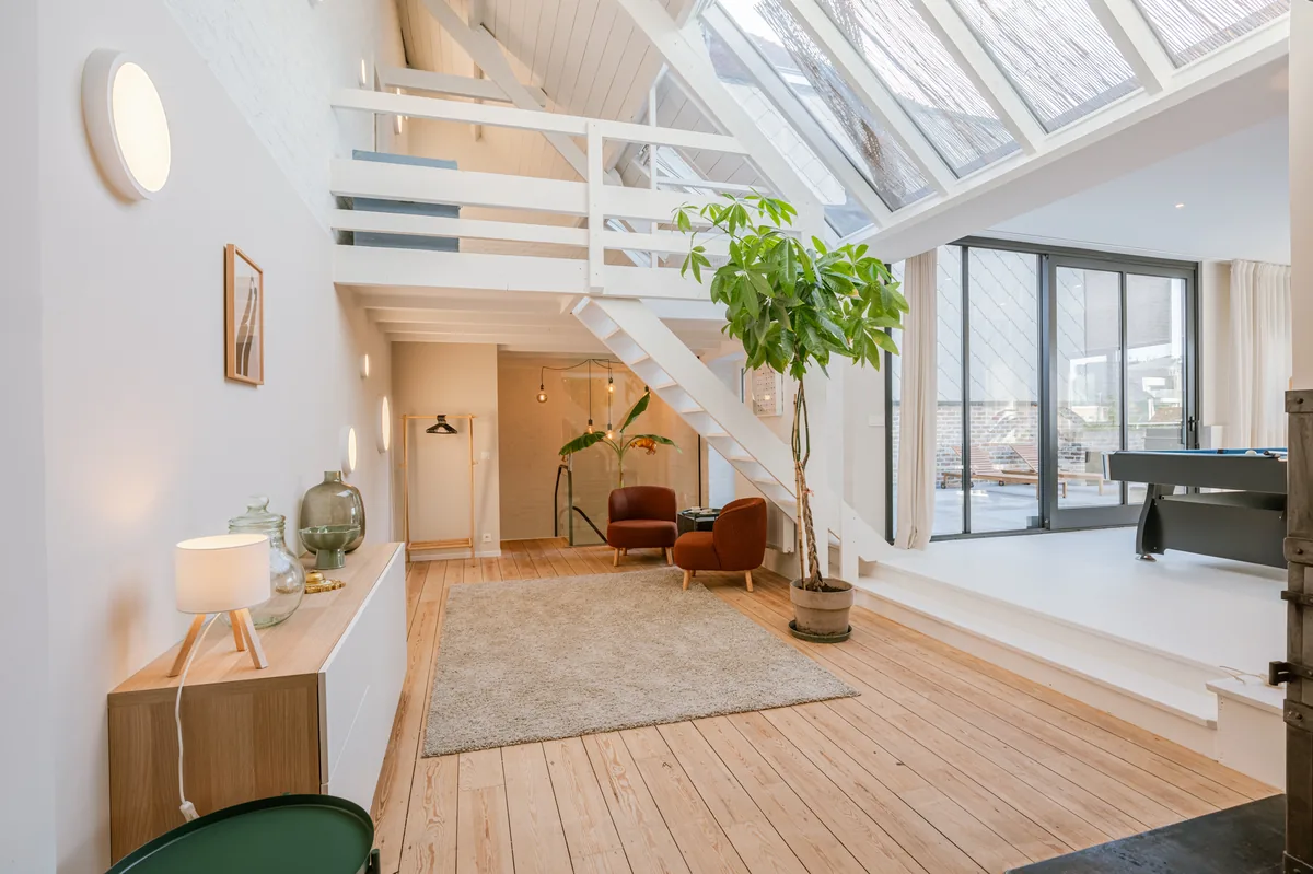 Casa Miro — mezzanine, glasdak en biljart in de leefruimte