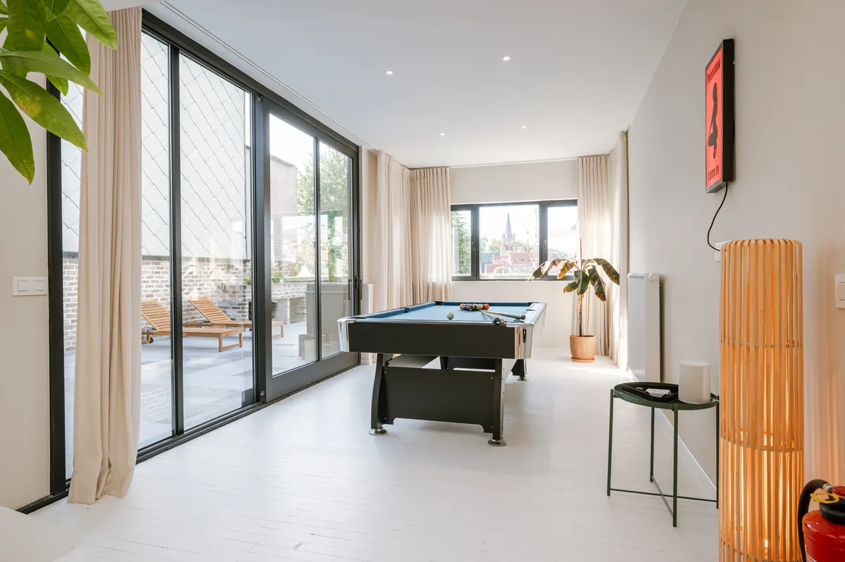 Biljartkamer met terrasdoorkijk