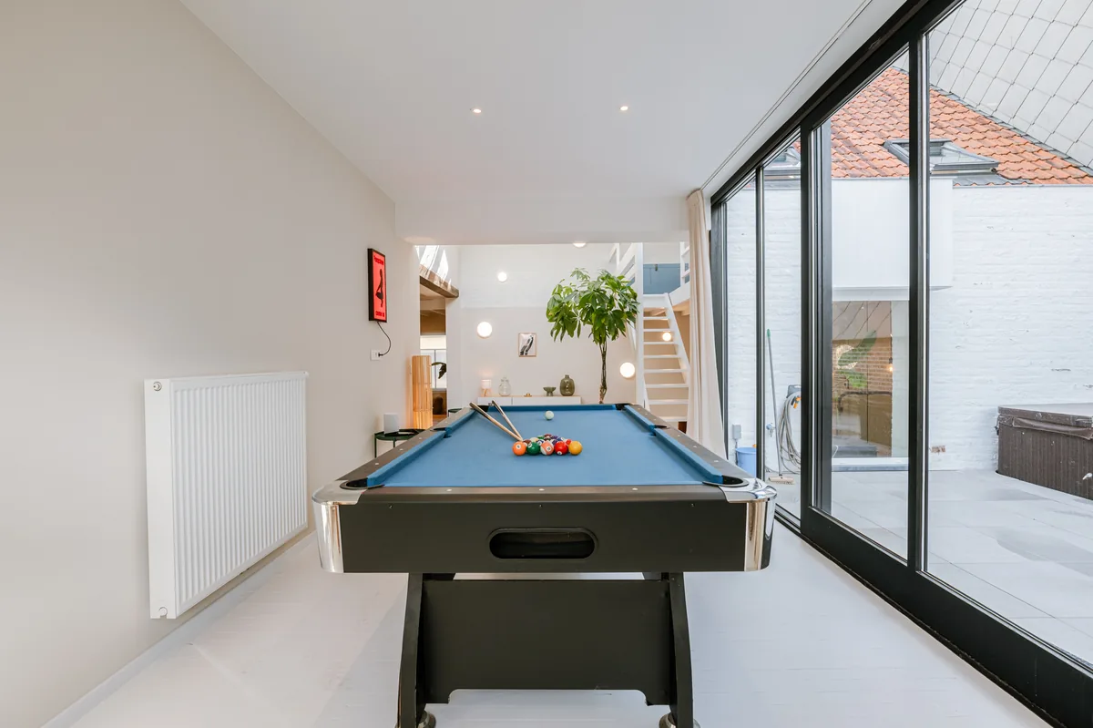 Biljart met zicht op de jacuzzi op het terras