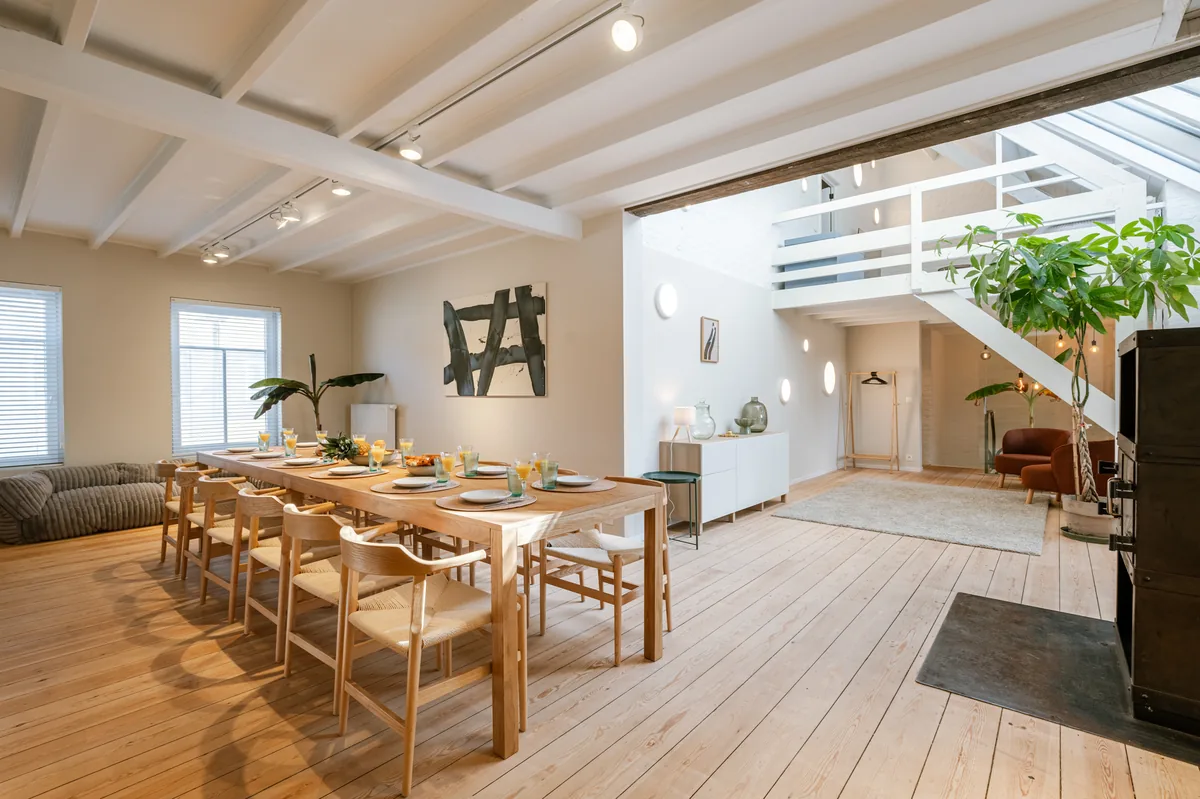Eetkamer met kunst aan de muur