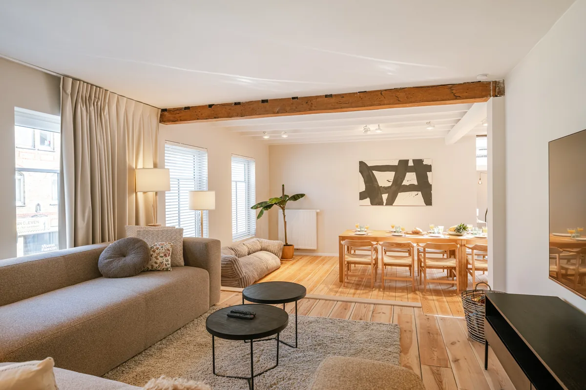 Zithoek met beige sofa en houten details