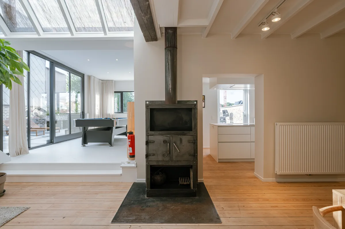 Gietijzeren kachel in het salon