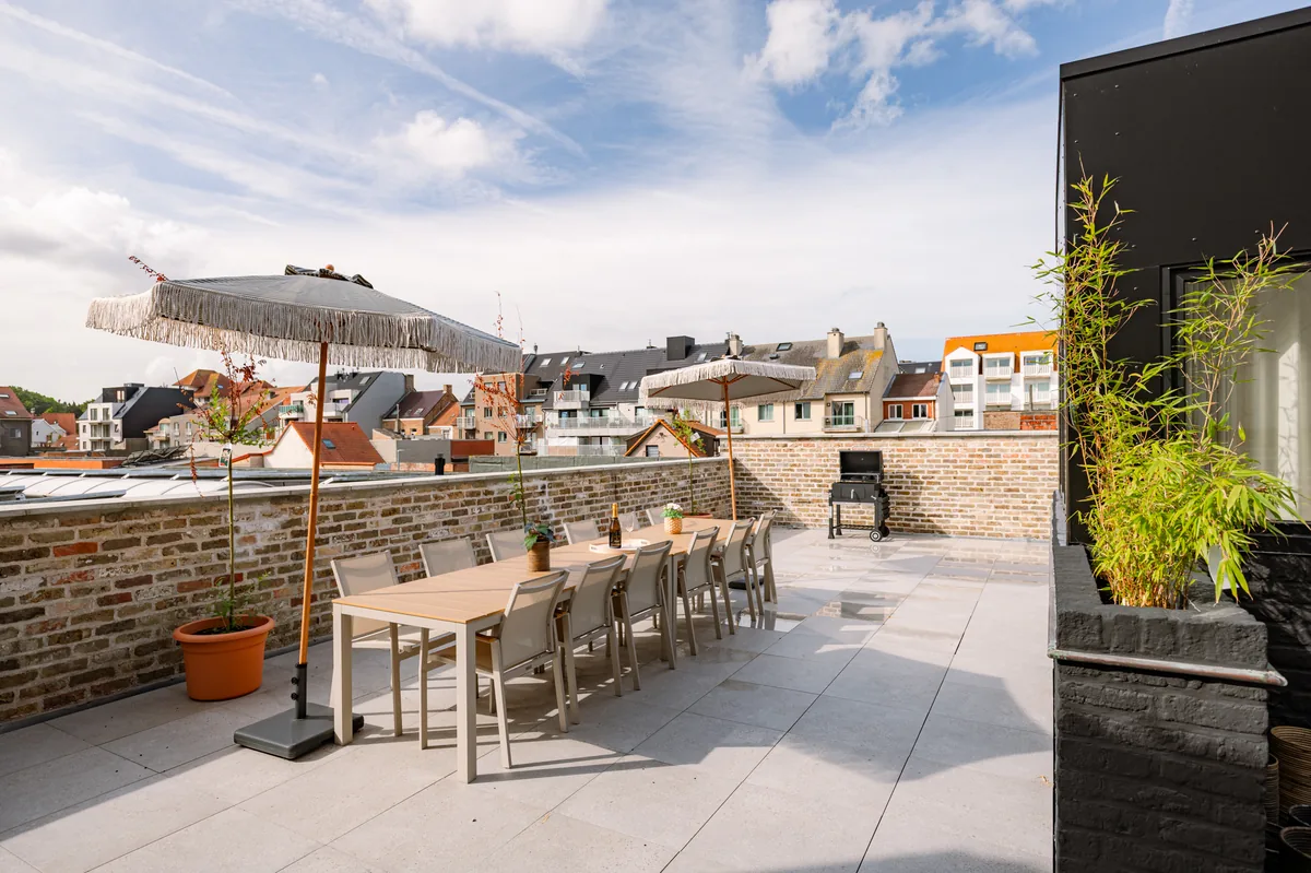 Dakterras met eettafel voor twaalf en parasol