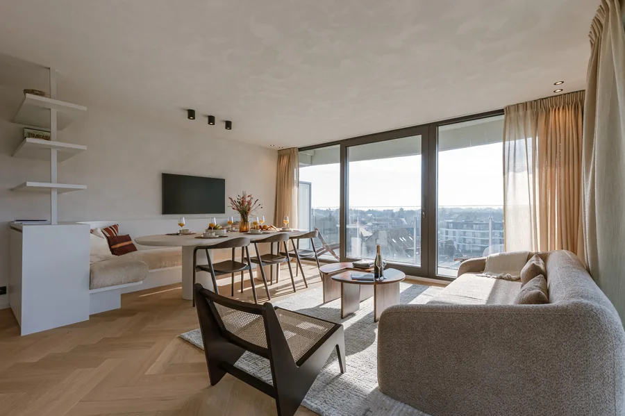 Flat Monet — eetkamer en zithoek met balkonzicht