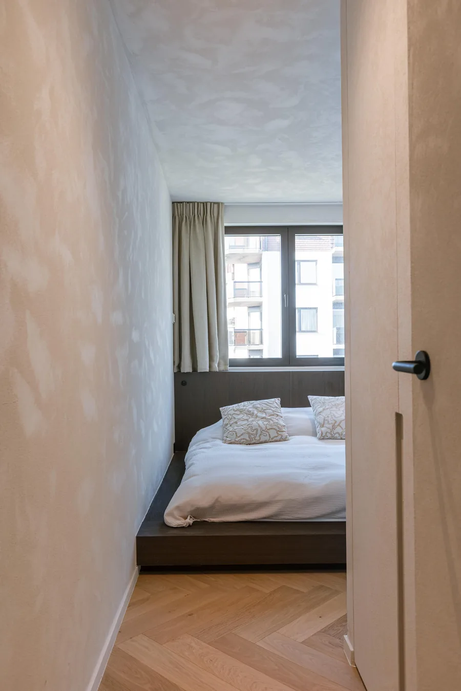 Slaapkamer met kalkpleister muren