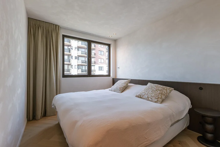 Master slaapkamer met dubbel bed