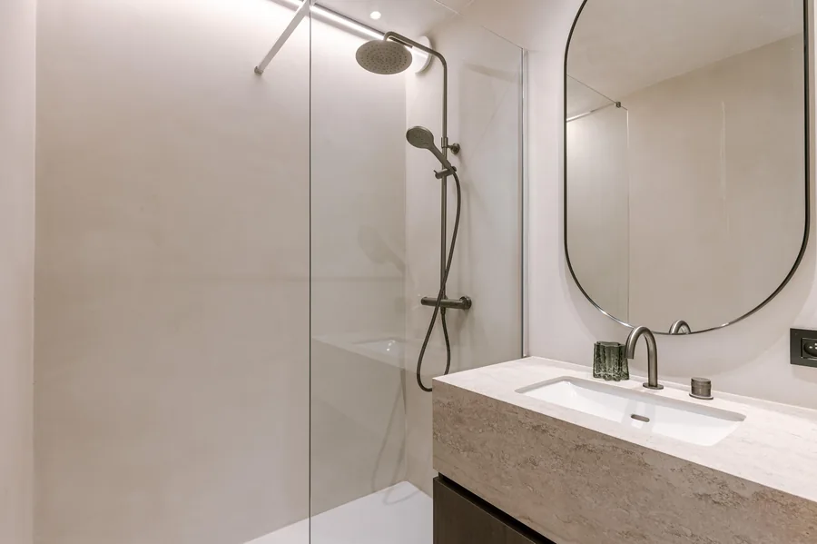 Tweede badkamer met organic mirror