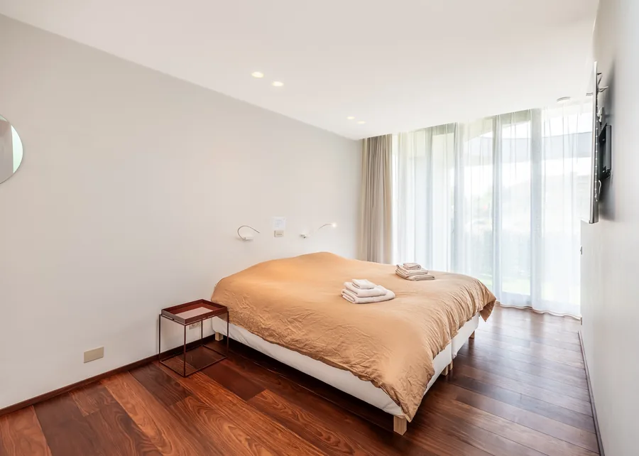 Master bedroom met floor-to-ceiling raam